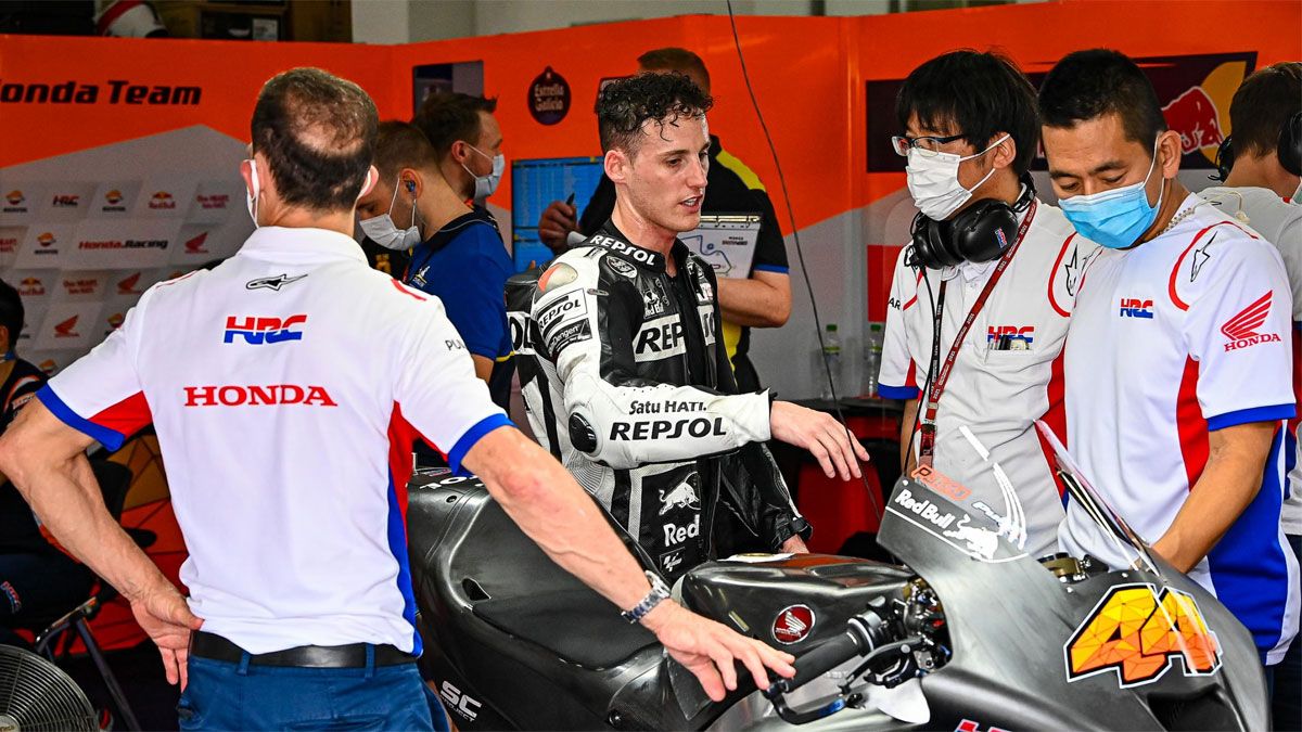 Pol Espargaró habla con sus ingenieros durante el test con la Honda en Sepang
