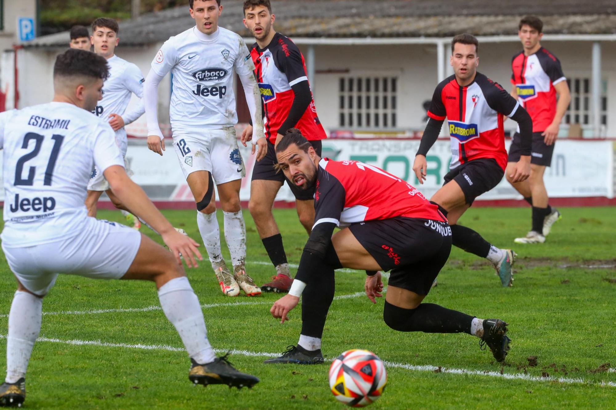 Las imágenes de la victoria del Arosa ante el Silva sobre el lodazal de A Lomba