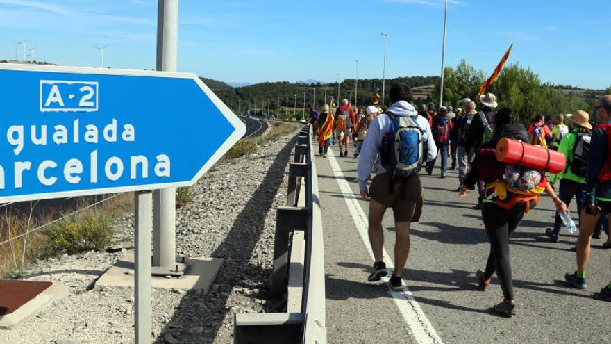 Una rua amb més de 3.000 persones recorre l&#039;A-2 des d&#039;Igualada fins al Bruc