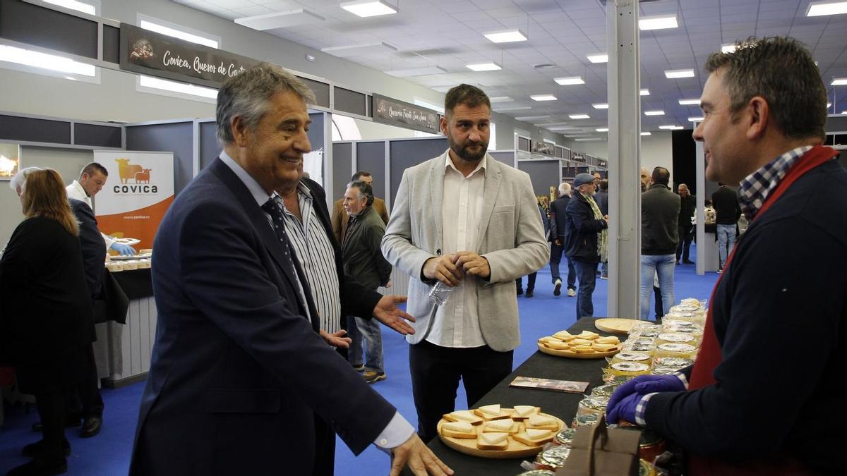 El alcalde acompaña al resto de autoridades por los expositores de la feria.