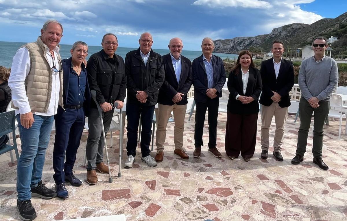 Antonio Padial junto al alcalde de Dénia, el guardacostas, el presidente de la cofradía, la jefa de operaciones de Salvamento Marítimo, el escultor Toni Marí y Eusebi Miñana, entre otros