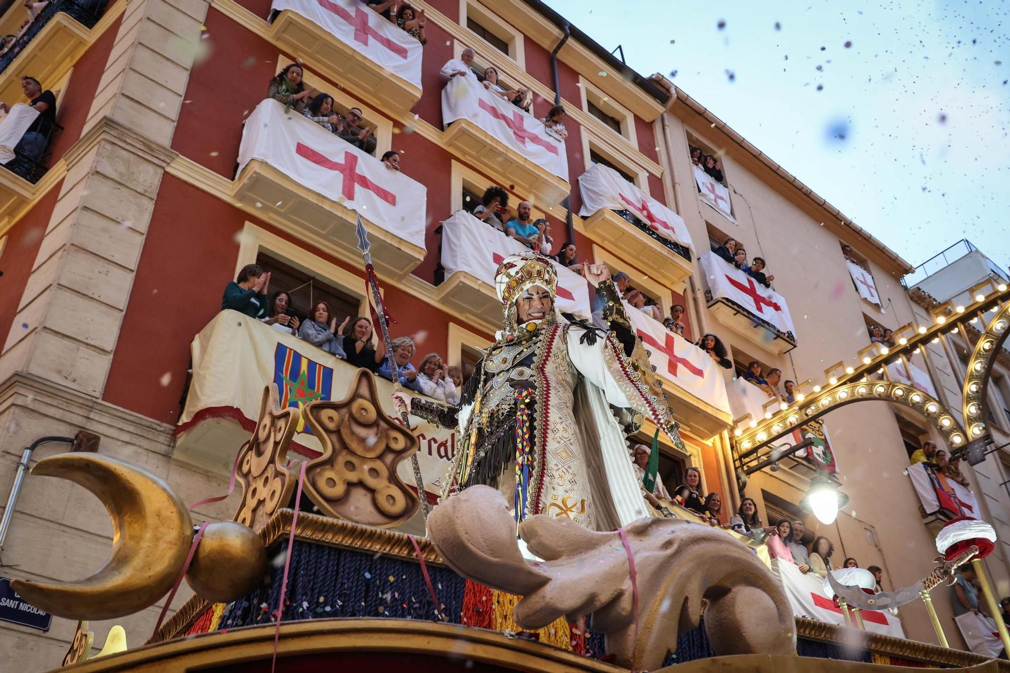 La mujer hace historia en la Entrada Mora de Alcoy