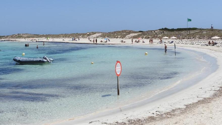 Playa de Ses Illetes a principios del mes de julios.