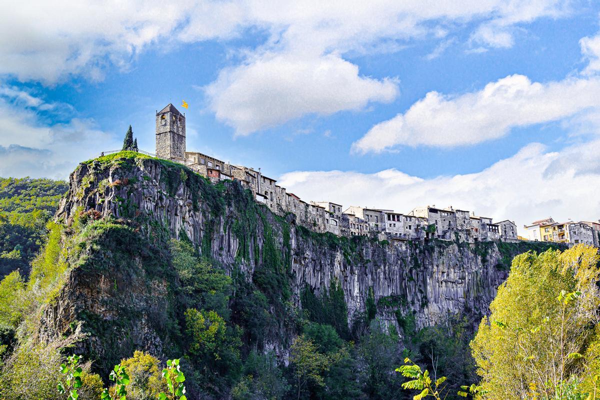 Da igual desde donde se mire: Castellfollit de la Roca es impresionante.