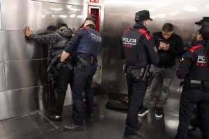 Els Mossos identifiquen 135 sospitosos amb 446 antecedents en un macrodispositiu al metro