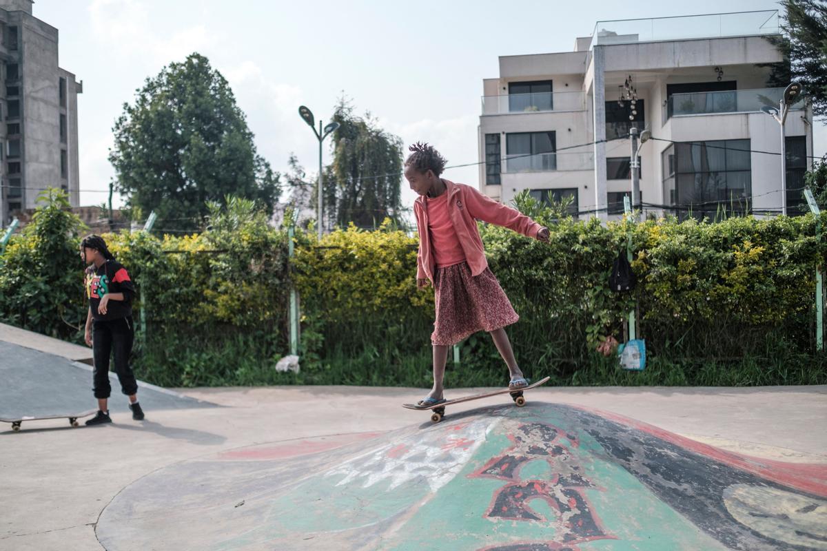 El skate entre niñas etíopes, mejora su salud mental y las empodera