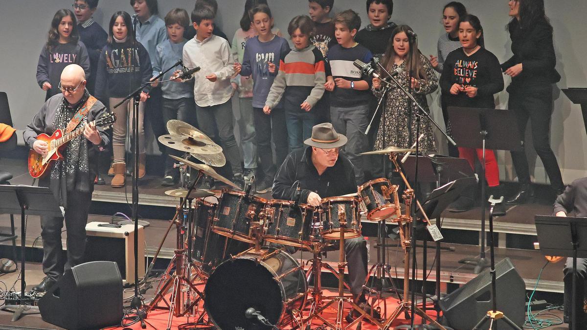 El baterista manresà Santi Arisa en un moment de l'espectacle &quot;Sardanova&quot;, al Kursaal