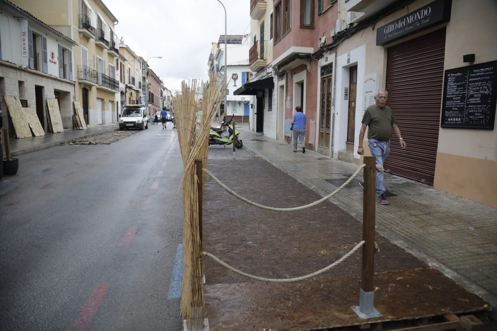 Los restauradores de Palma continúan con la retirada de terrazas