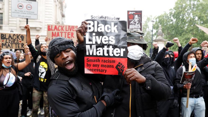 Un manifestante porta un cartel con el lema &#039;Black Lives Matter&#039;.