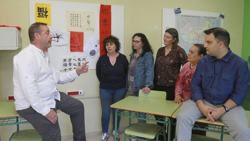 El profesor de chino Santiago Gastaminza, con los primeros alumnos de la clase exprés.