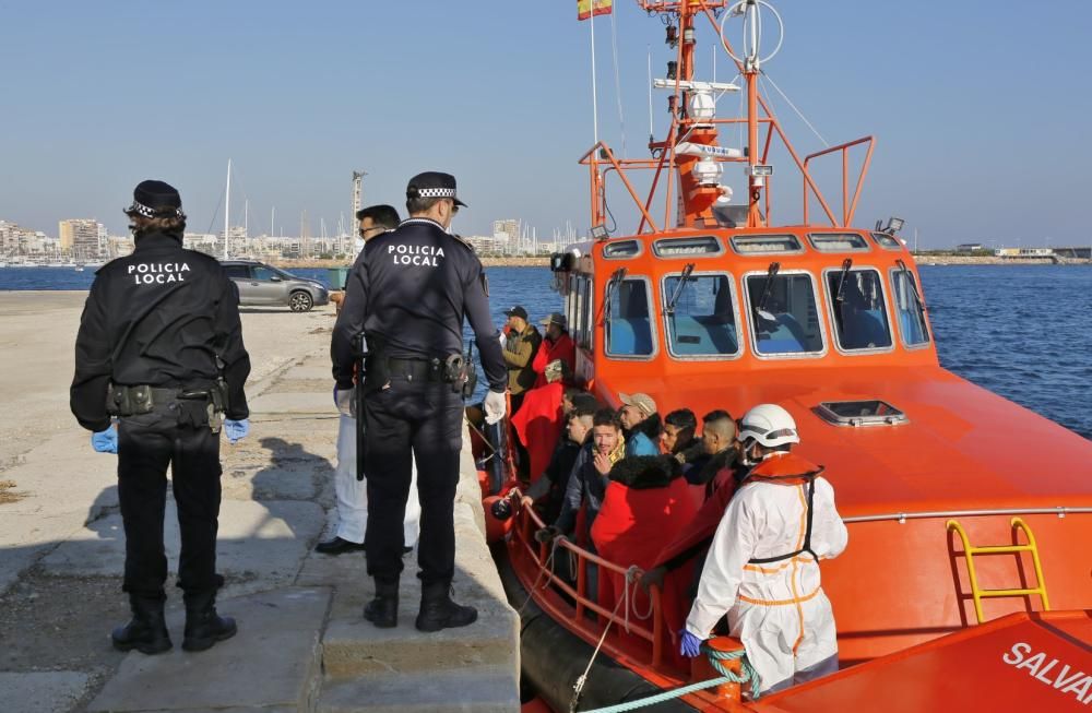 Guardia Civil, Cruz Roja y Salvamento Marítimo han puesto en marcha el protocolo para recepcionar a 24 personas rescatadas en el mar y que ocupaban una patera. 20 hombres y cuatro mujeres