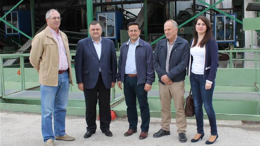 Francisco Zurera se interesa por los proyectos de innovación de la cooperativa Germán Baena