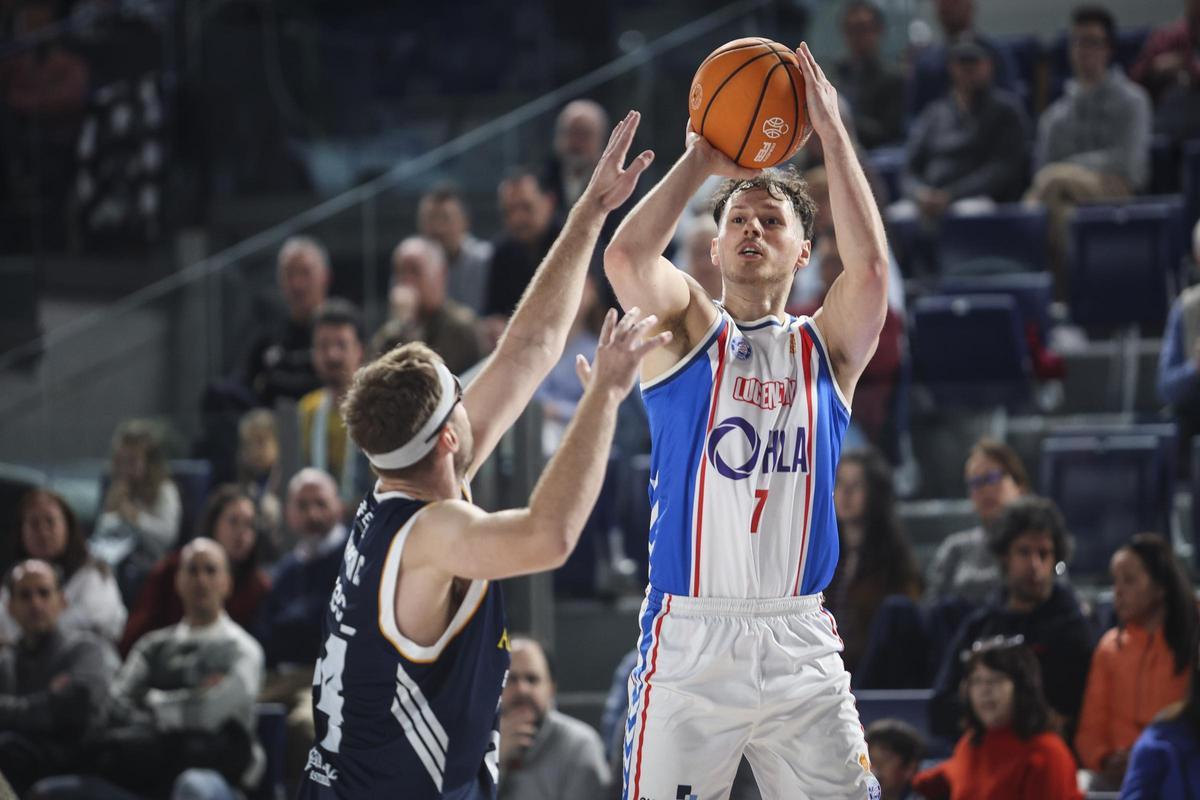 Hollanders tira de tres durante el duelo en Oviedo.