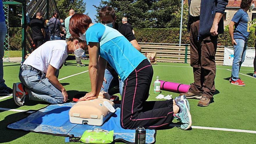 Participants usant un desfibril·lador amb un maniquí