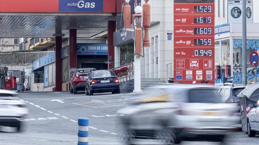 Los carburantes cierran el año con los precios más bajos desde los meses de verano