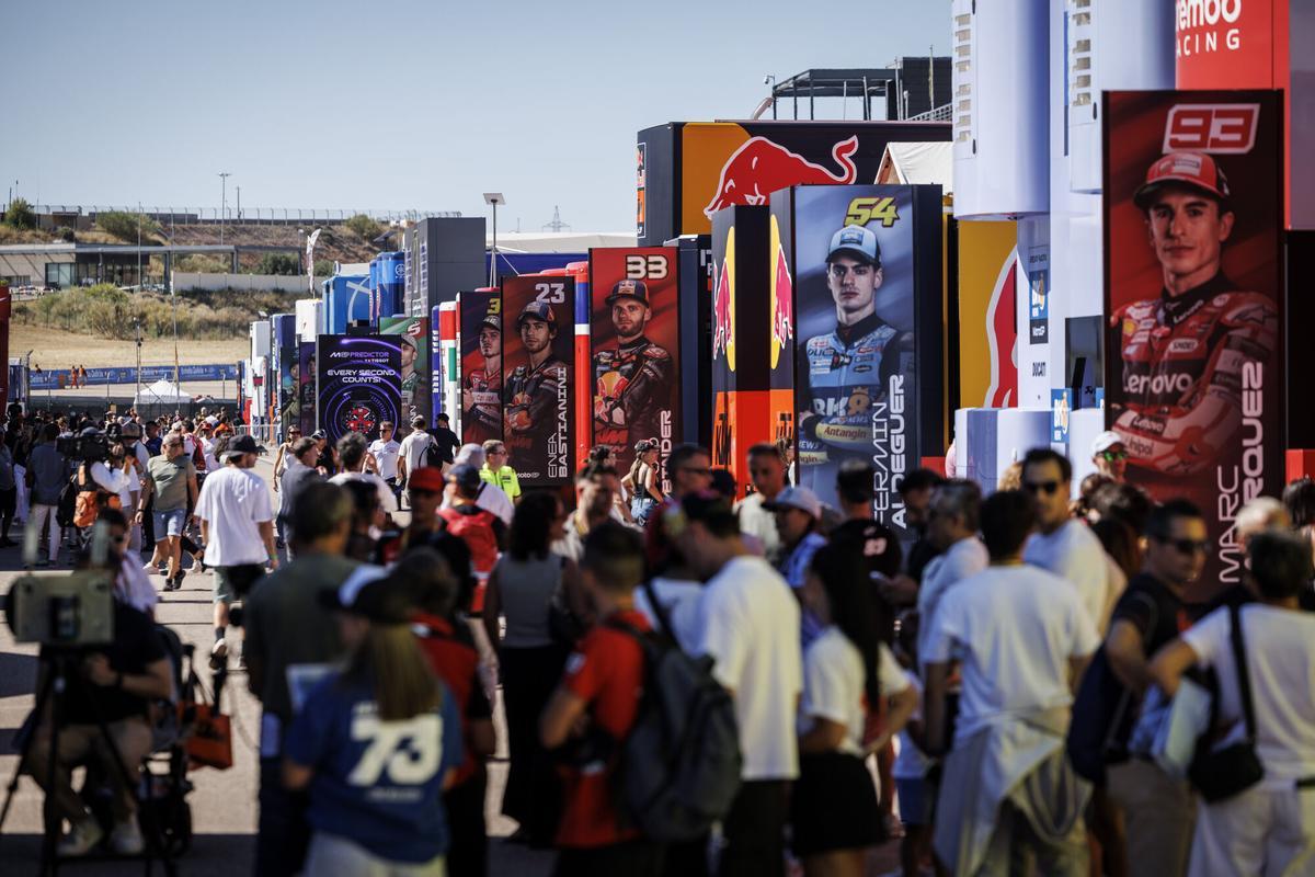 El 'paddock' de Motorland, repleto de gente este sábado.