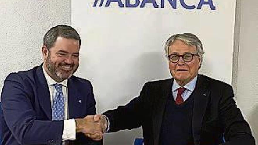 La firma de la renovación del acuerdo con Abanca. // FdV