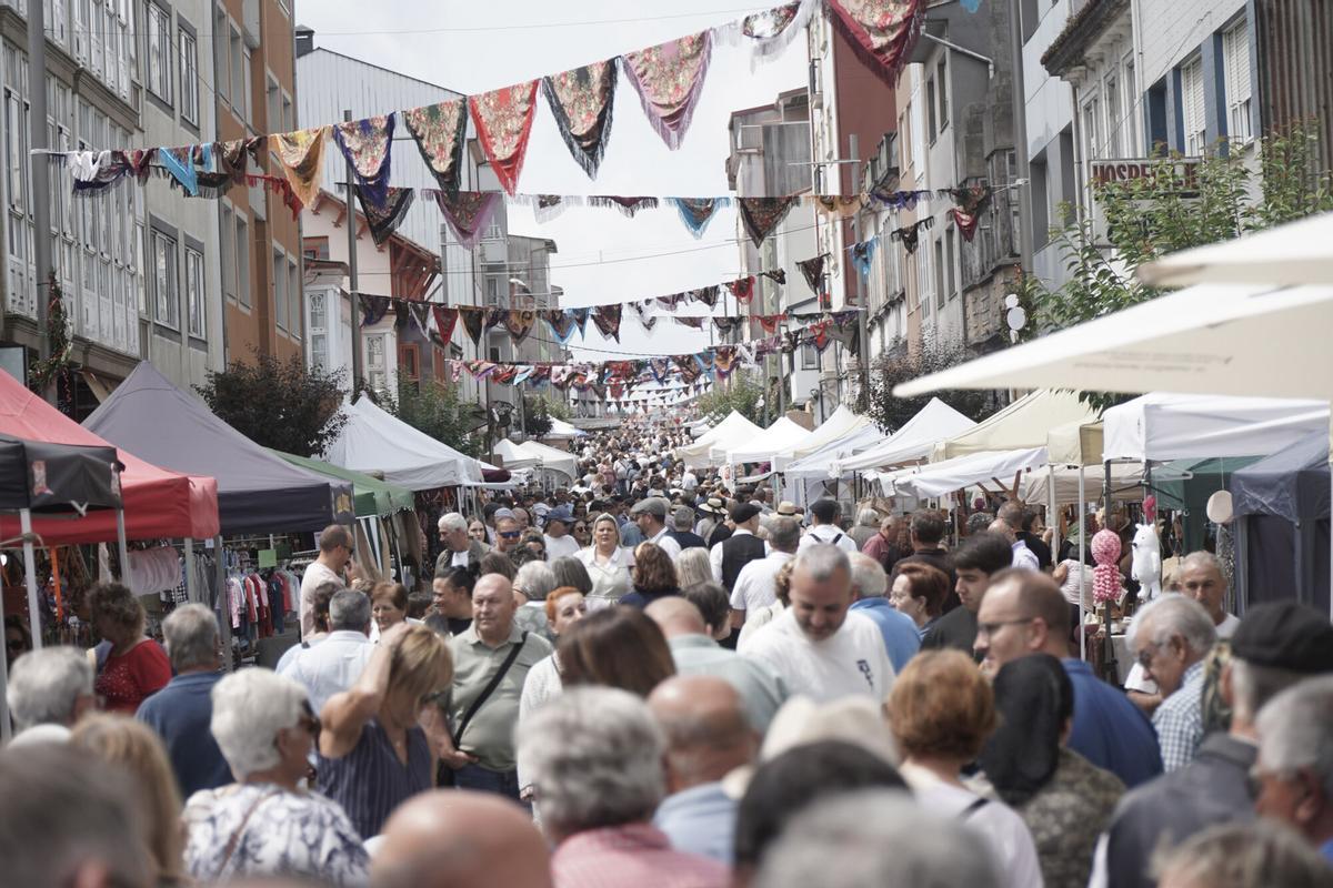 La Feria 1900 de Curtis revive un negocio familiar del siglo XX para destinar sus beneficios a la Fundación Centro Oncológico de Galicia.