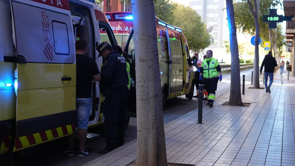 Bomberos Municipales de Castelló y dos ambulancias han actuado en el operativo por fuego de la calle Manuel Bellido.