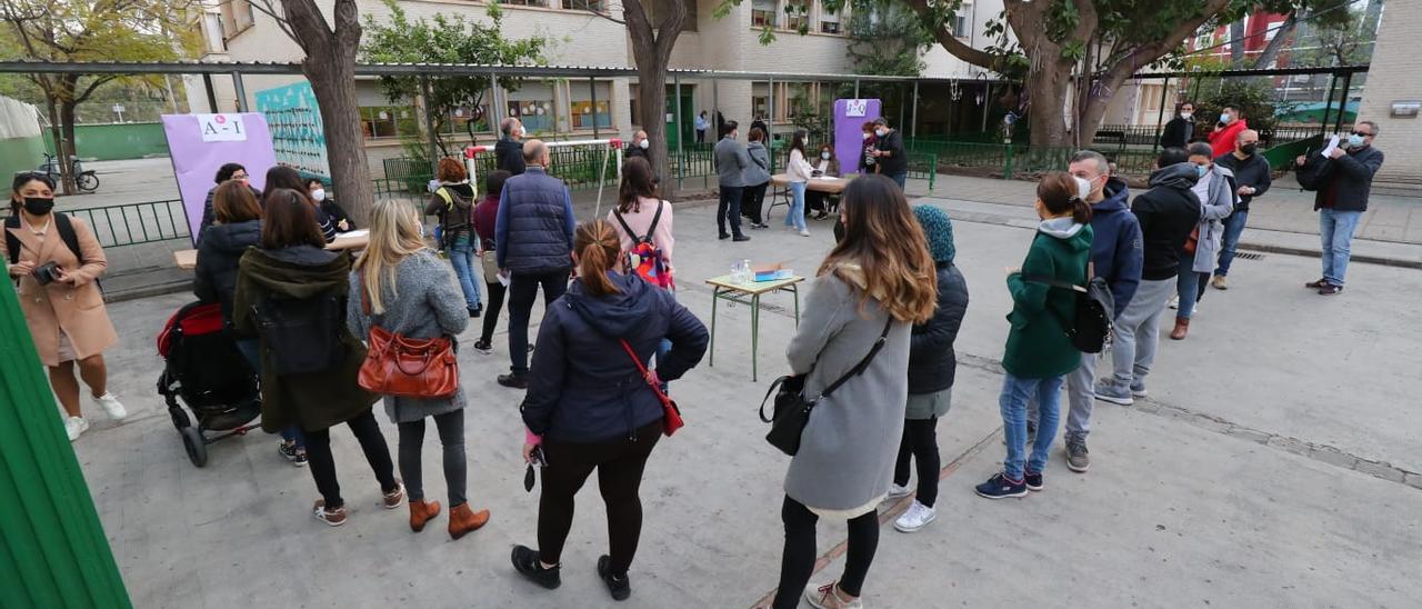 Votación a primera hora de la mañana en el CEIP 8 de Març de València.