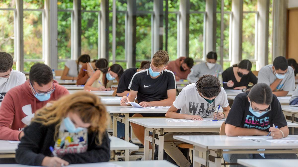 Estudiantes en el examen de la EBAU celebrado el pasado junio.