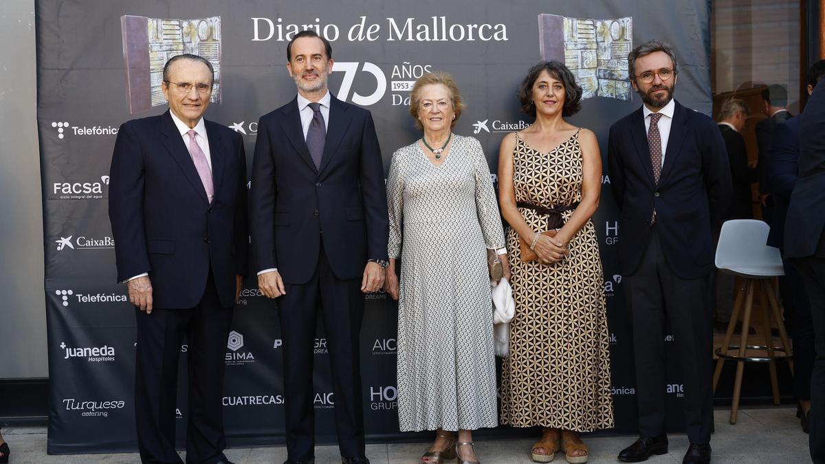 Javier Moll, presidente de Prensa Ibérica; Gabriel Le Senne, presidente del Parlament balear; Arantza Sarasola, vicepresidenta de Prensa Ibérica; Marisa Goñi, directora de Diario de Mallorca y Aitor Moll, consejero delegado de Prensa Ibérica.