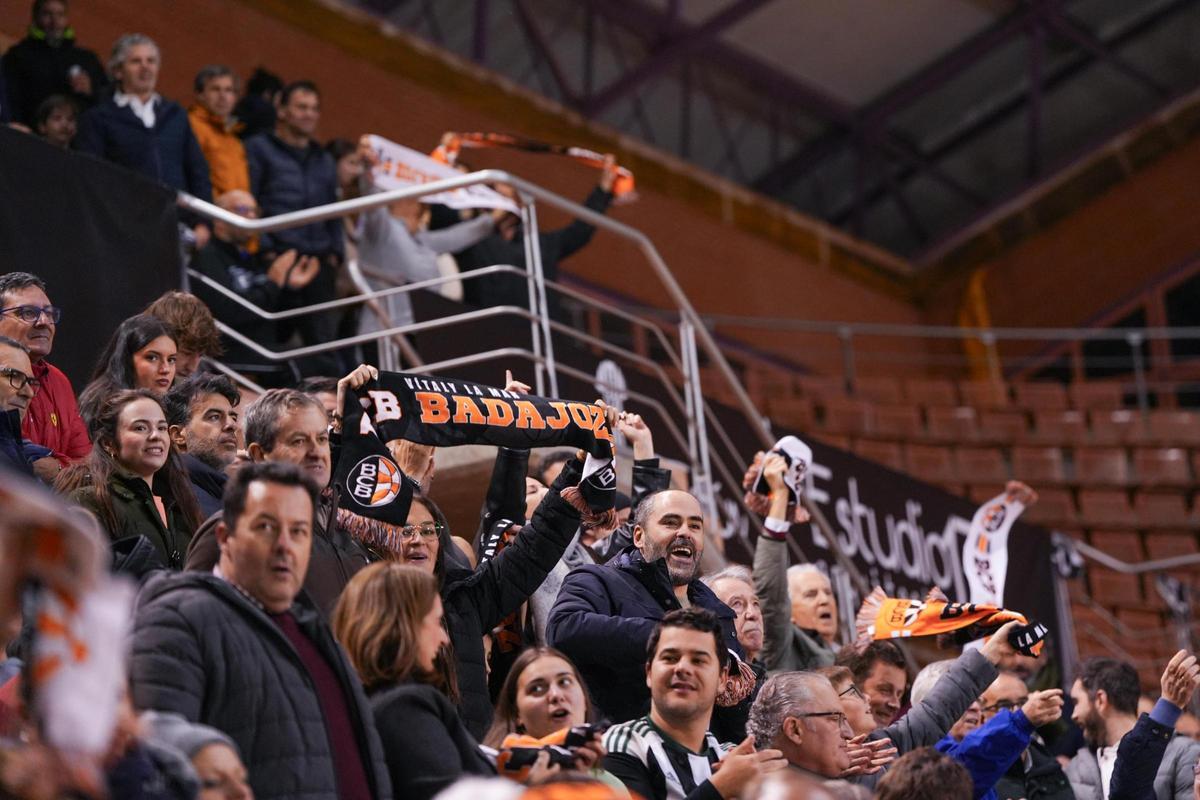 Afición del Vítaly La Mar BCBadajoz en un partido en La Granadilla.