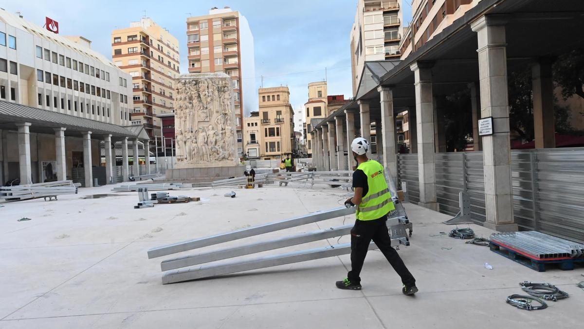 Trabajos, este lunes, en la plaza Santa Clara de Castelló.