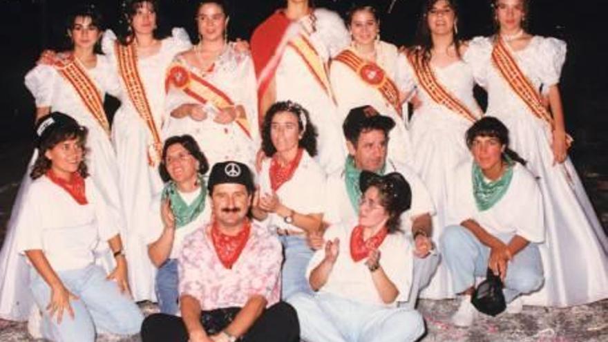 La Reina Mayor Margarita Pérez y su Corte de Honor y, a la derecha, la Reina Infantil María José Prats con su séquito. Ambas imágenes son de 1984.