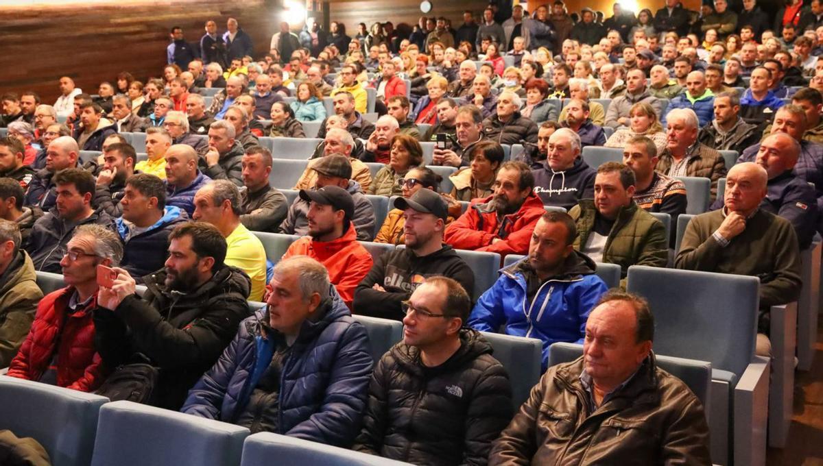 Miembros del sector bateeiro gallego, en una reunión celebrada en A Illa.   | //  ABELLA