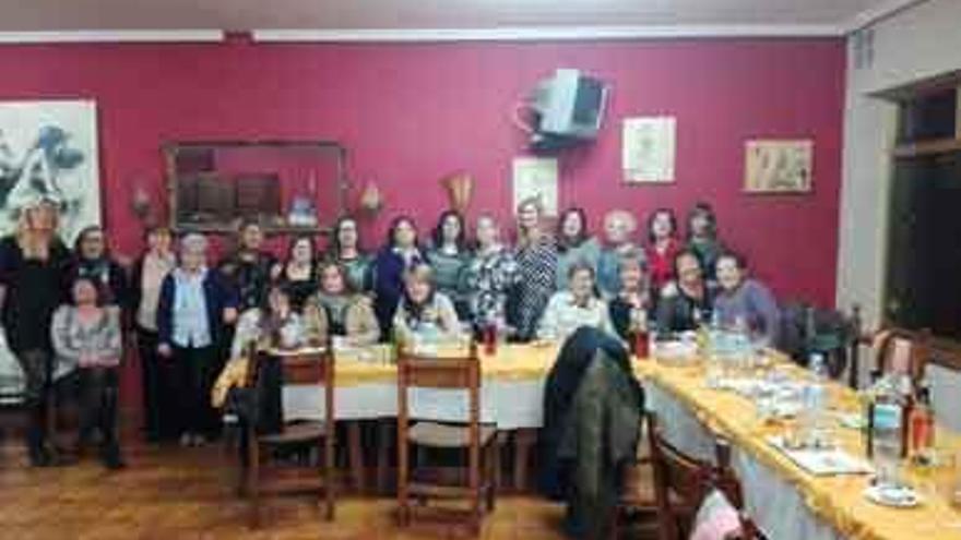 El grupo de mujeres de la asociación el molino de Camarzana en la cena navideña.