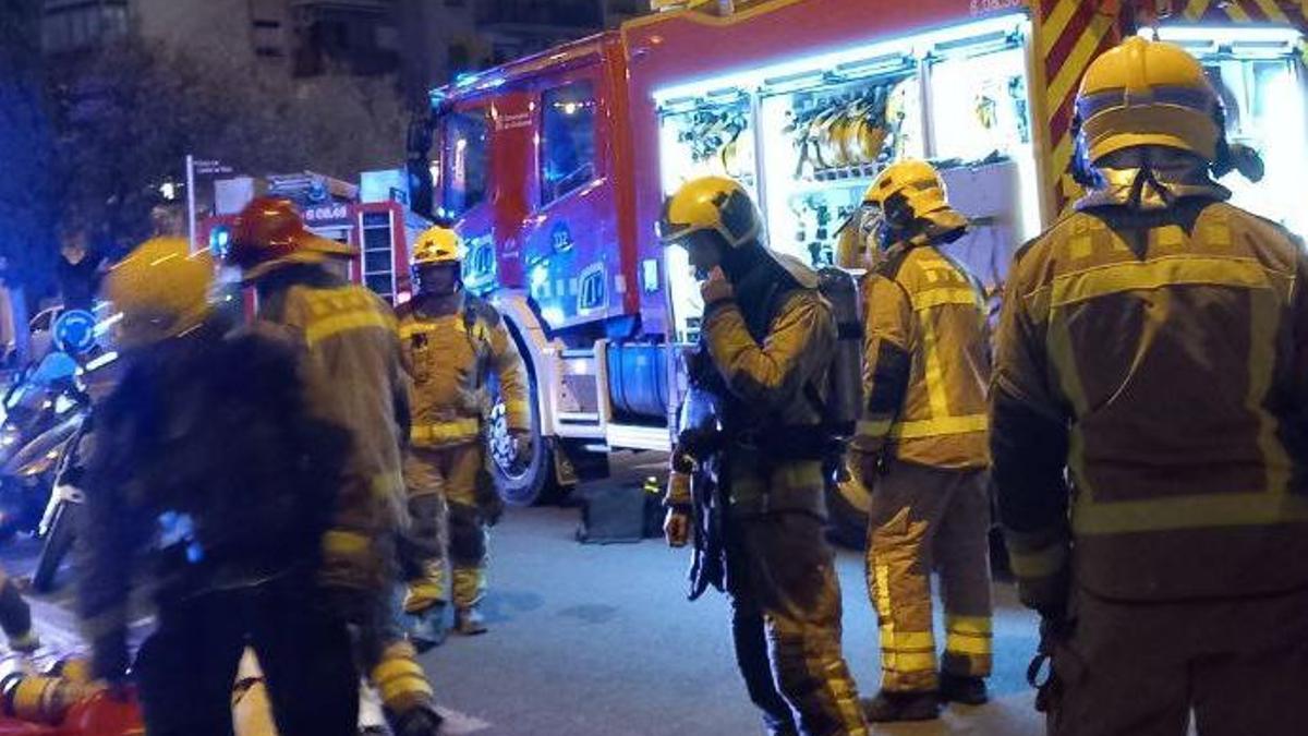 Bomberos trabajan durante el incendio en Reus
