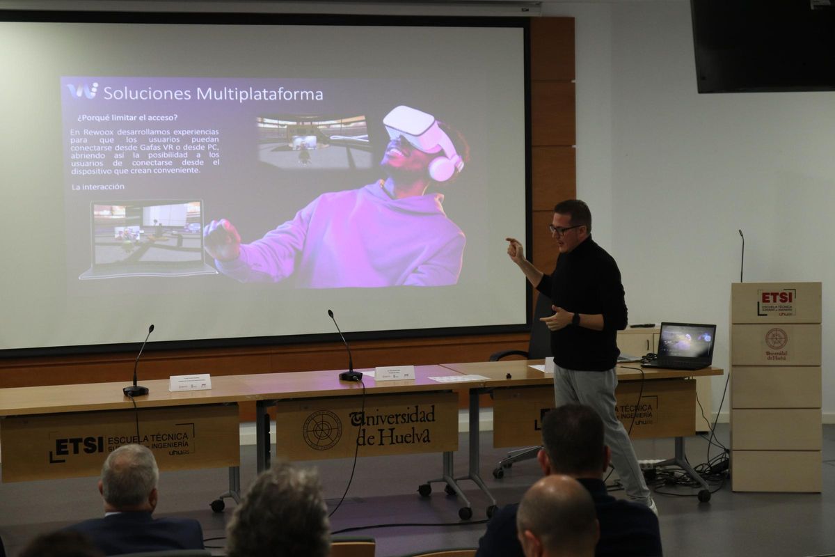 José Luis Outón, en la imagen explicando la plataforma de Rewoox en la Escuela Técnica Superior de Ingeniería de la Universidad de Huelva