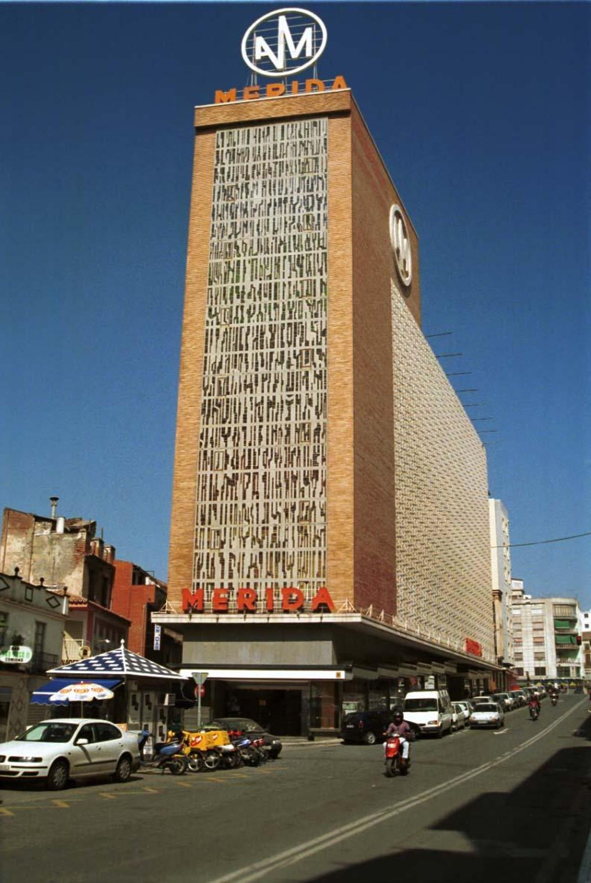 Amacenes Mérida. Grandes almacenes con expansión en todas las ciudades españolas. En Málaga, se situó junto a la calle Mármoles y su edificio, ahora reconvertido en el hotel Málaga Centro, ha sido una de las imágenes más reconocibles de la capital.