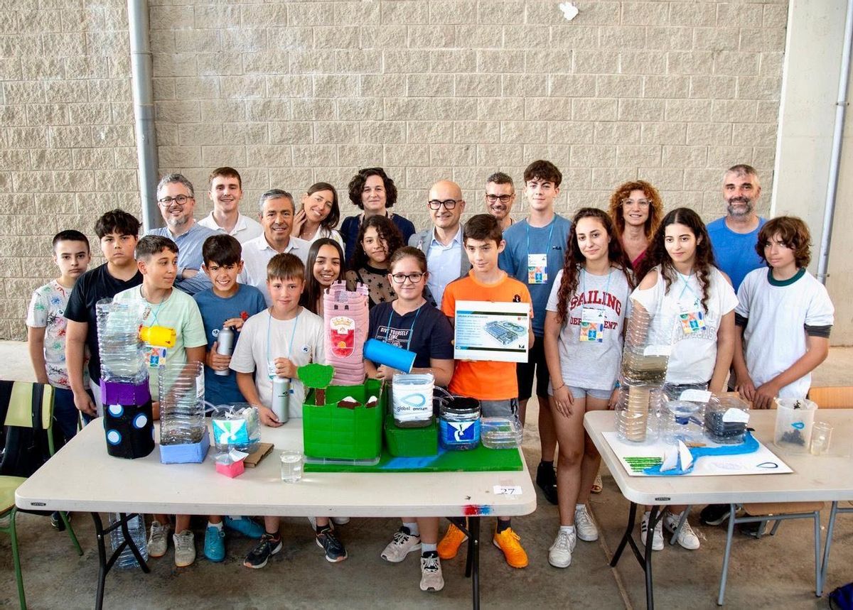 El alumnado con sus proyectos del primer concurso de Maquetas de Estaciones Depuradoras.