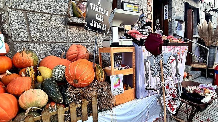 Una tienda con su entrada decorada con motivos propios de Halloween, en Mosteiro (Meis).   | //  M. MÉNDEZ