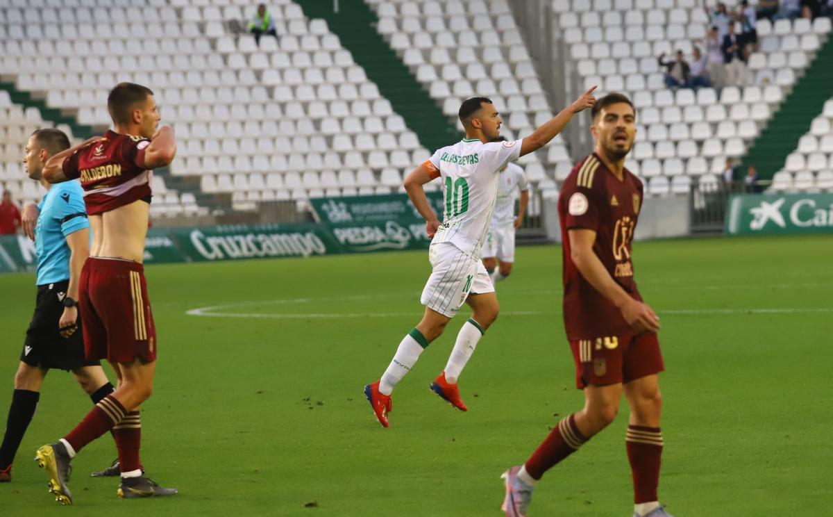 Miguel De las Cuevas celebra uno de sus goles ante el Badajoz en El Arcángel.