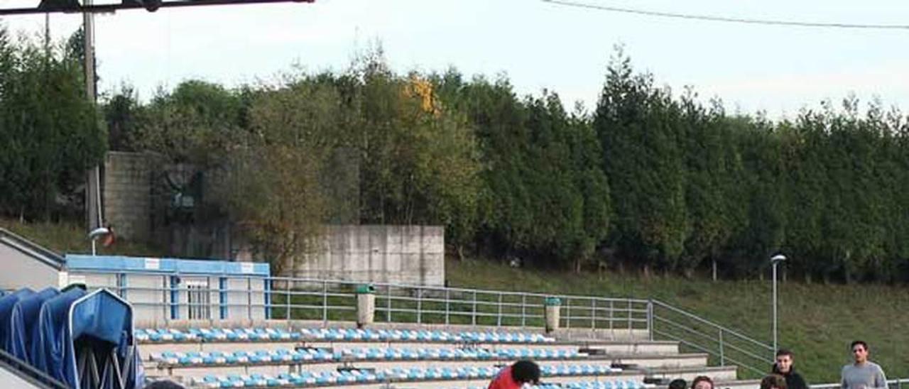 Deportistas del Atlético de Lugones de atletismo corren por la pista del complejo deportivo Santa Bárbara.