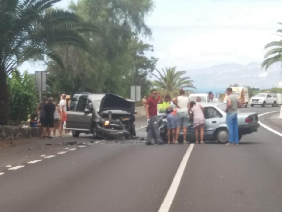 Aparatoso accidente en la TF-5, en Los Realejos