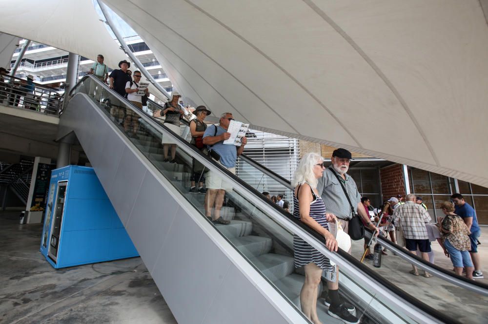 El Westerdam, repleto de norteamericanos y argentinos, hace escala en la estación marítima y llena de turistas el Castillo, bares y terrazas, y las tiendas