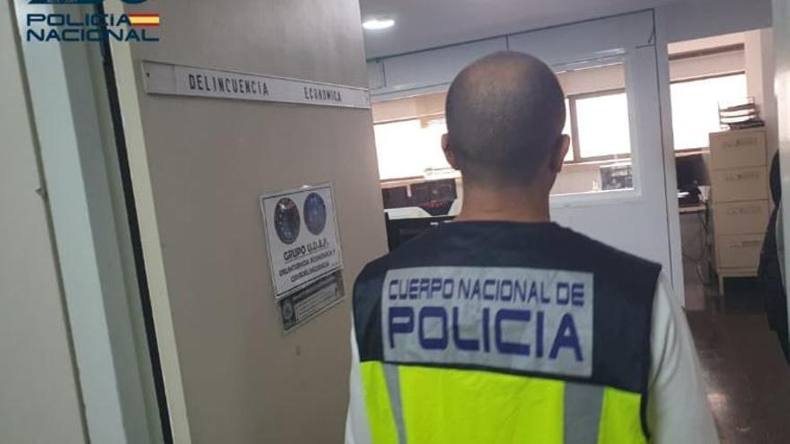 Un agente del Grupo de Delincuencia Económica de la Policía.