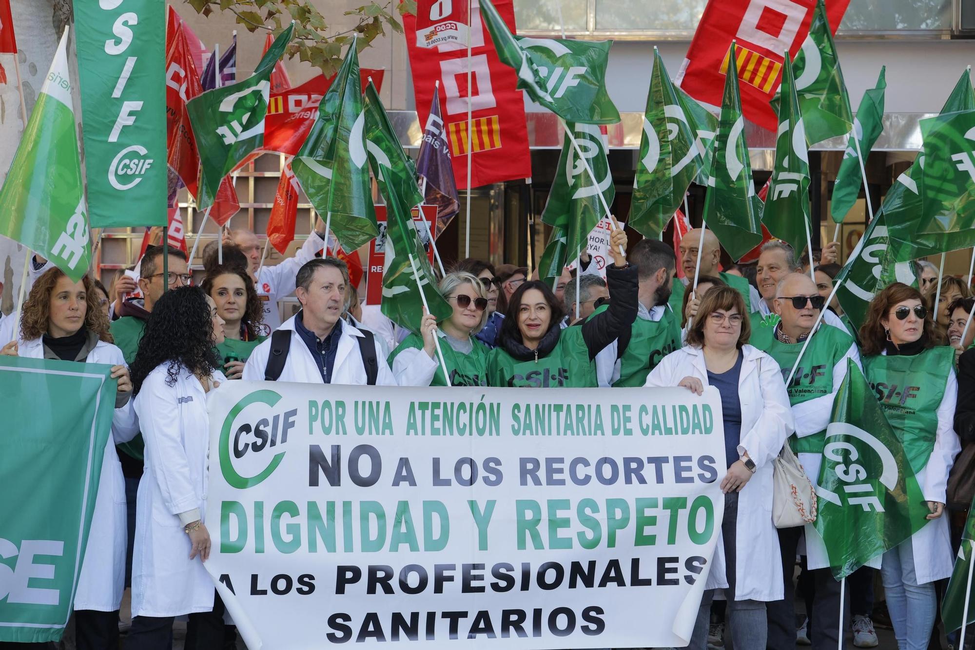 Protesta de los sanitarios valencianos frente a la conselleria