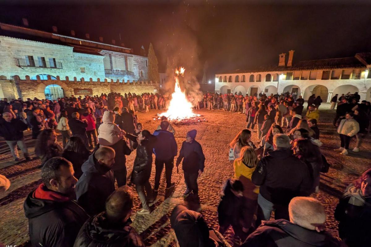 La plaza de la Constitución de Garrovillas, en las fiestas de San Antón.