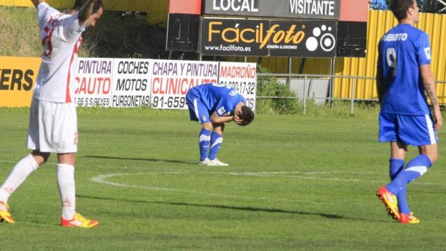Jandrín, al fondo, y Rubiato, a la derecha, se lamentan del segundo gol del San Sebastián de los Reyes, ante la alegría de un jugador local. | lof