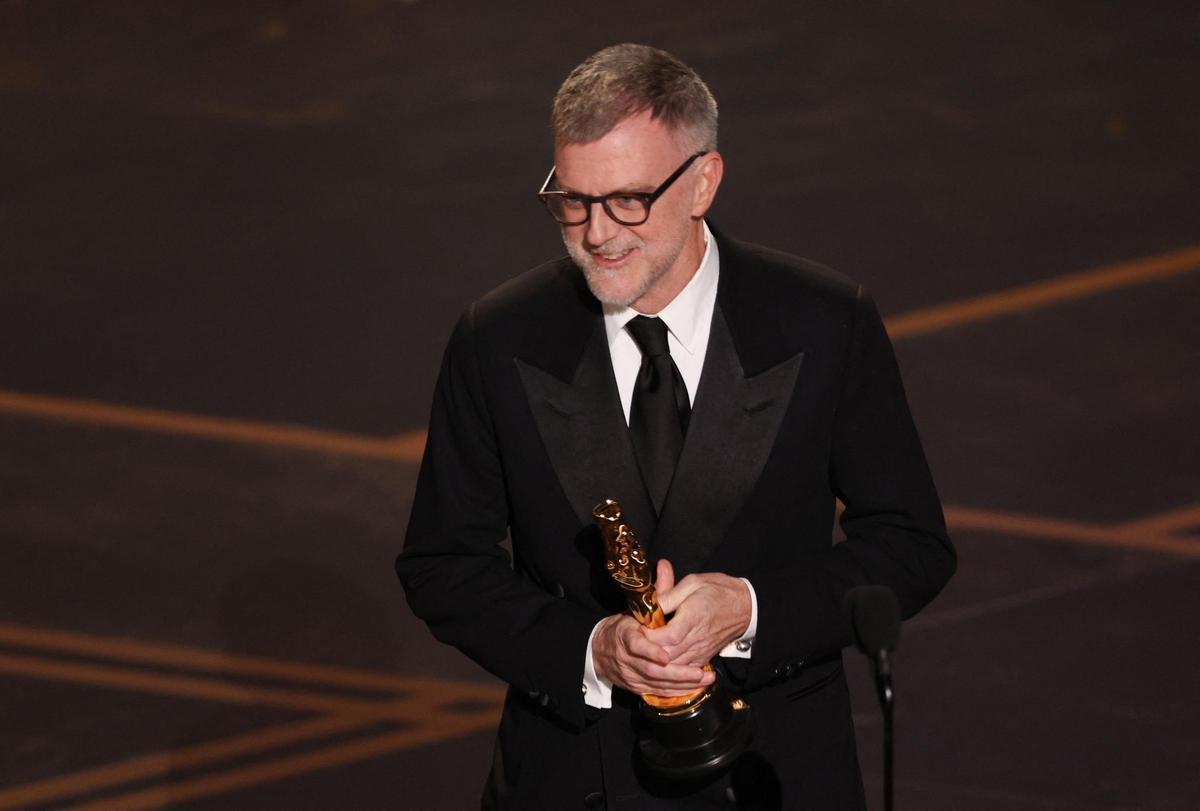 El cineasta Paul Thomas Anderson recoge el Oscar al mejor guion adaptado por 'Una batalla tras otra'.
