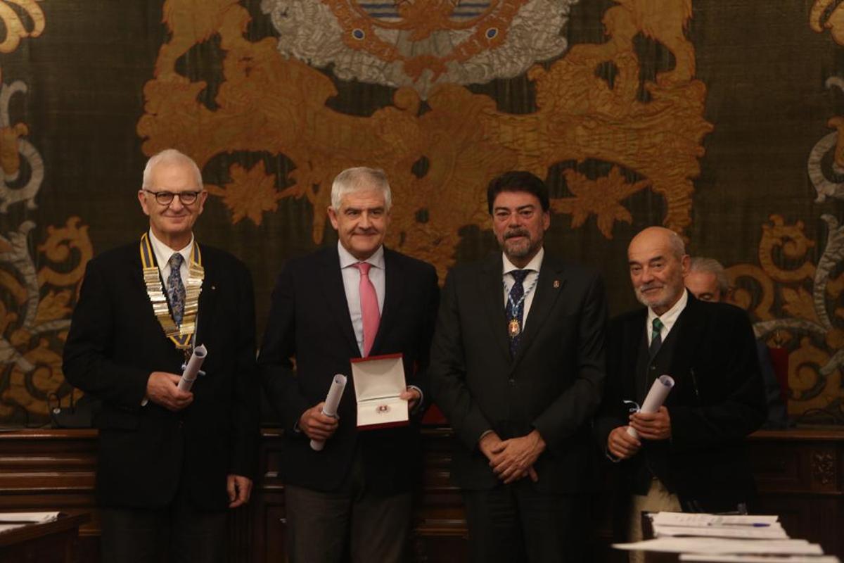 La UA, el Colegio de Médicos y el Rotary Club reciben la medalla a título póstumo al doctor Balmis.