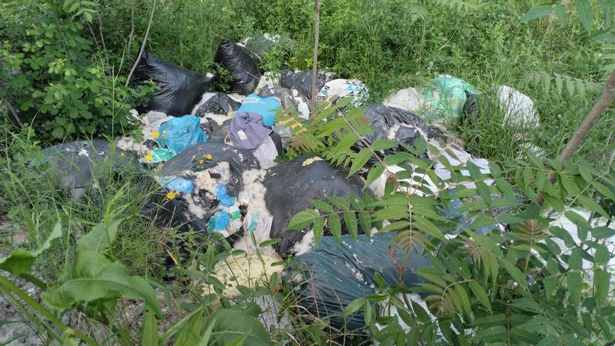 Alcoy limpia un vertido ilegal de restos textiles en la zona de El Molinar