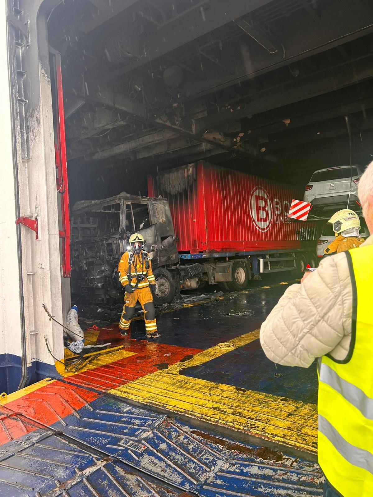 FOTOS | Nuevo incendio en la bodega de un ferry que cubría la ruta Barcelona-Palma FOTOS | Nuevo incendio en la bodega de un ferry que cubría la ruta Barcelona-Palma