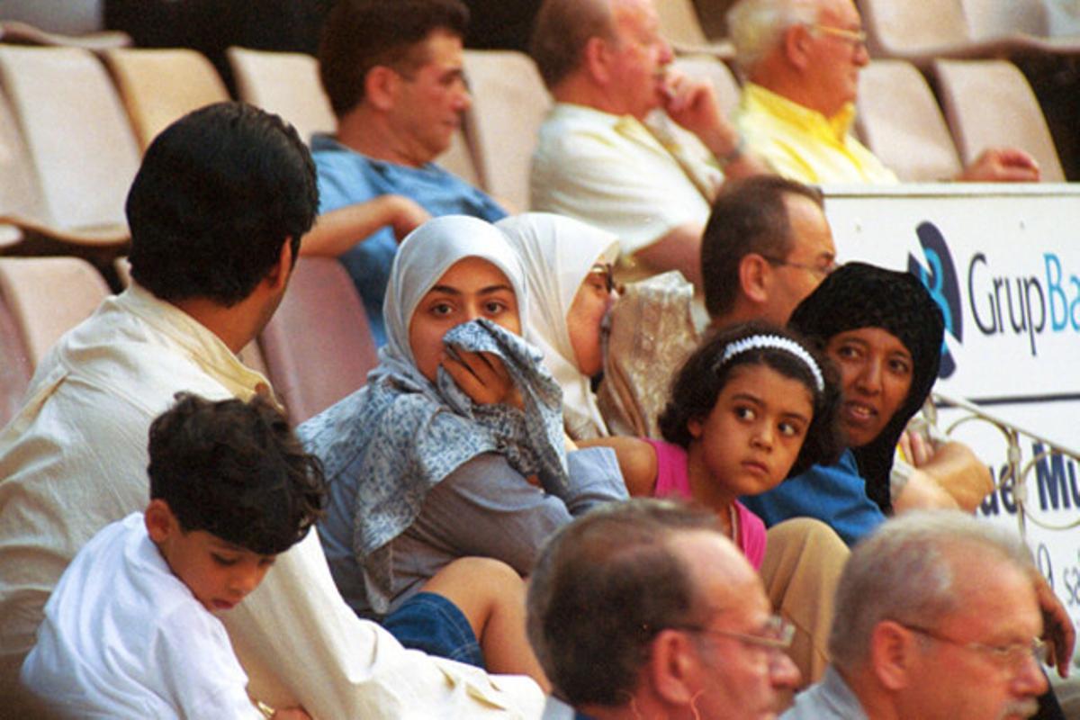 Turistes asseguts a la Monumental, l’agost del 2000.