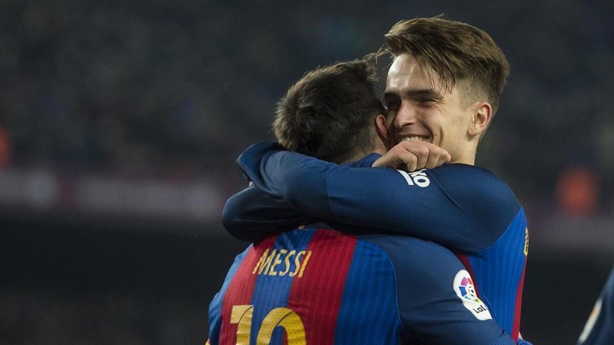 Denis Suárez se abraza con Messi después de marcar el segundo de sus dos goles a la Real Sociedad.